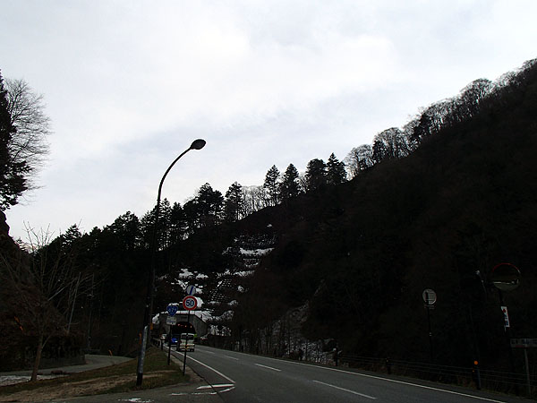平湯温泉方面に向かうと徐々に雪景色に変わってくる